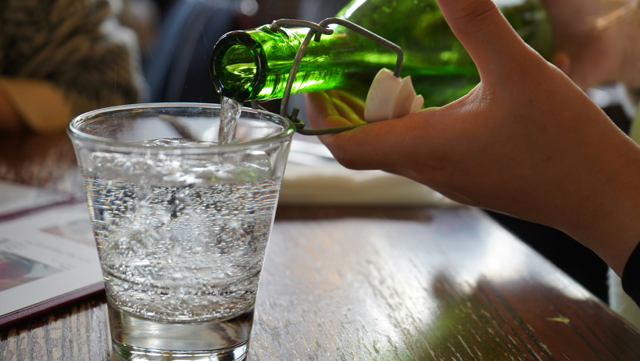 Wasserglas und Wasserflasche